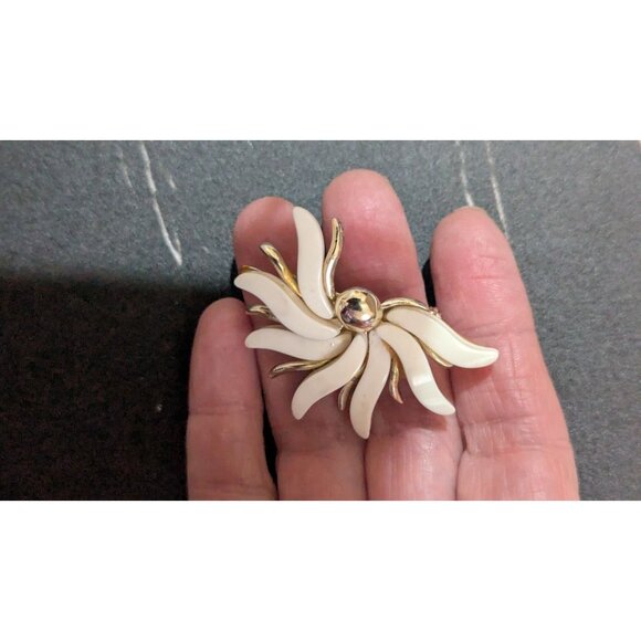 Vintage White Thermoset Gold Tone Flower Pin Brooch Abstract Design retro Estate - Picture 4 of 7